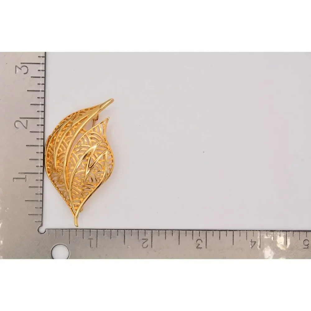 TAT Vintage Leaf Pin Brooch Gold Tone Filigree Shiny Chunky Signed 1980s BinF